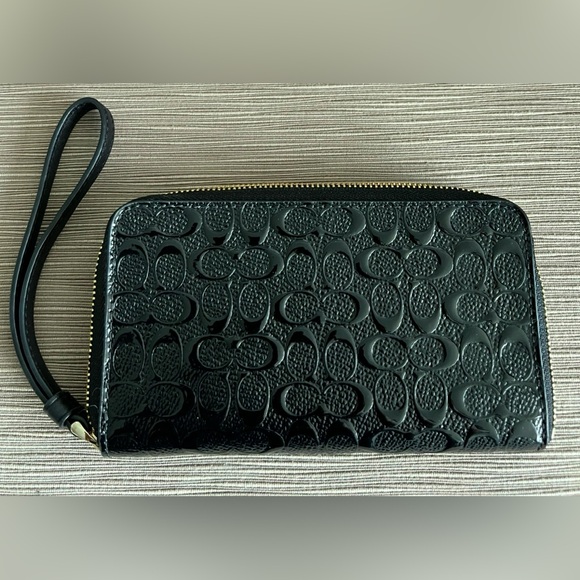 COACH black embossedleather wallet/wristlet verygood condition.Many compartments - Picture 3 of 3